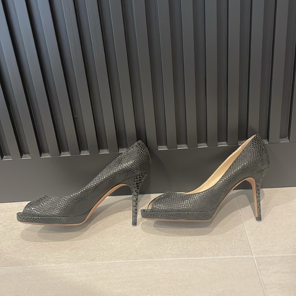 Jimmy Choo peep toe pumps. Snake embossed supple leather, wearable heel height - Picture 4 of 5